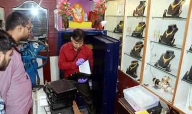 ज्वेलर्स की दुकान से 14 लाख की संपत्ति की हुई चोरी, सोती रह गई पुलिस