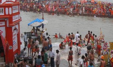 आज से शुरू हो गया सावन का पावन महीना पटना के गंगा घाट पर उमड़ी श्रद्धालुओं की भीड़।