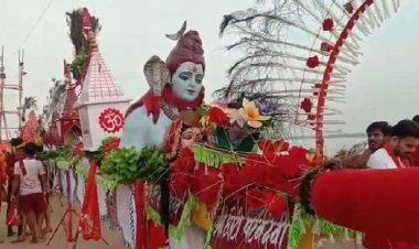54 फ़ीट का विशाल कांवड़ लेकर पटना सिटी से अजगैबीनाथ धाम पहुंचे।