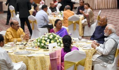 पीएम मोदी ने रामनाथ कोविंद के लिए किया रात्रि भोज का आयोजन। नवनिर्वाचित राष्ट्रपति मुर्मू भी हुईं शामिल।