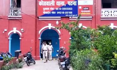 पटना में ट्रैफिक पुलिस कर्मी को बाइक सवार युवको को ट्रैफिक नियमो का पाठ पढ़ना पड़ा मंहगा।
