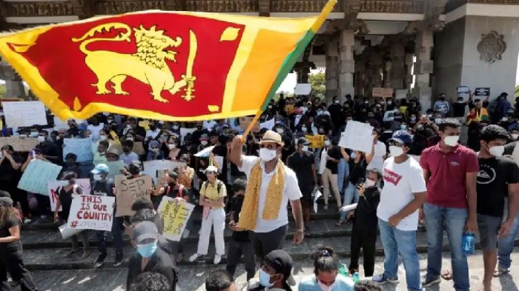 श्रीलंका : प्रदर्शनकारियों ने राष्ट्रपति भवन से बरामद किए करोड़ों रुपए, नोटो के बंडल को पुलिस को सौंपे