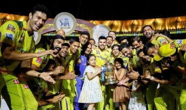 IPL 2023 Champion CSK: चेन्नई  सुपर किंग्स ने गुजरात टाइटंस को हराकर पांचवीं बार आईपीएल का खिताब जीता. सीएसके के जीत के बाद, धोनी ने जडेजा को गोद में उठाकर मनाया जश्न