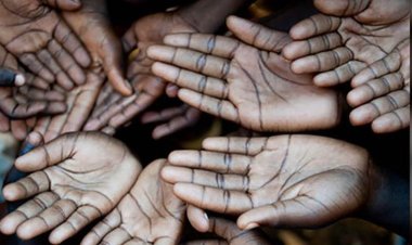 महावीर मंदिर पर भीख माँगते बच्चो ने किया खुलासा, कहा पैसे न देने पे खाना नहीं देते भैया