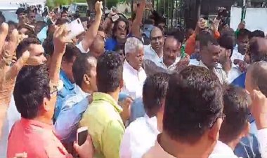 छपरा पहुंचे लालू यादव की झलक पाने को बेकाबू हुई भीड़, गेट का शीशा टूटा, पुलिसकर्मी जख्मी