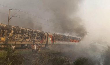 आगरा में चलती पातालकोट एक्सप्रेस में लगी आग, दो बोगियां जलकर खाक, इतने यात्री झुलसे