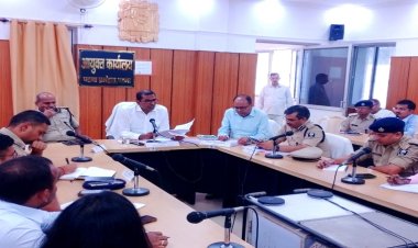 पटना में छठ महापर्व के अवसर पर पूरा तंत्र रहेगा सजग एवं सतर्क, कमिश्नर कुमार रवि ने पदाधिकारियों संग की बड़ी बैठक, कई दिशा-निर्देश दिए