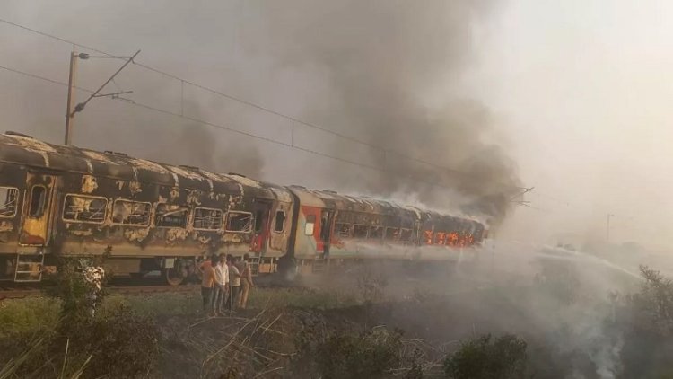 आगरा में चलती पातालकोट एक्सप्रेस में लगी आग, दो बोगियां जलकर खाक, इतने यात्री झुलसे