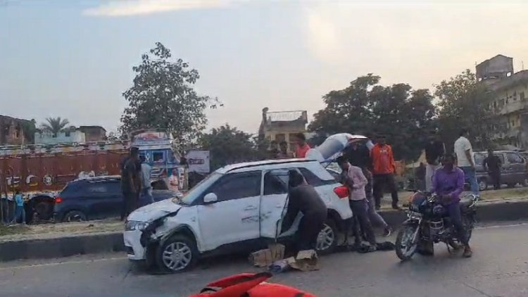 शराबबंदी वाले बिहार में शराब की लूट..गाड़ी का शीशा तोड़कर कार्टन लेकर भागे लोग, पुलिस..?