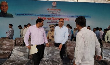 तेजस्वी यादव को नीतीश कुमार ने कर दिया आउट..! BPSC शिक्षक नियुक्ति पत्र वितरण समारोह के पोस्टर पर तेजस्वी की तस्वीर नहीं, केवल सीएम की तस्वीर