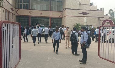 पटना के एलएन मिश्रा इंस्टीट्यूट में छात्रा से छेड़छाड़ पर छात्रों ने काटा जमकर बवाल, आरोपी को बनाया बंधक