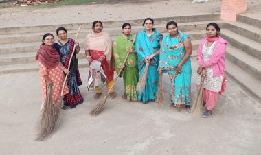 नवादा में मातृशक्ति की महिलाओं ने छठ महापर्व को लेकर सूर्य मंदिर परिसर में की साफ-सफाई