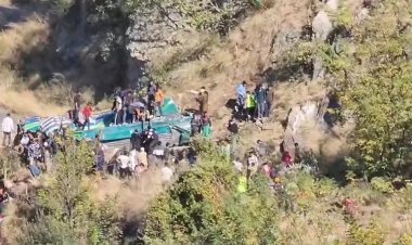 ओवरटेक करने में 300 फीट गहरी खाई में जा गिरी बस, 30 से ज्यादा लोगों की मौत, 22 यात्री घायल