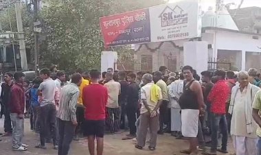 वाह रे नीतीश की पुलिस! शराबबंदी वाले बिहार में शराब के नशे में धुत्त पुलिसकर्मी ने छात्रा से की छेड़खानी, लोगों ने दौड़ाकर पीटा, वीडियो वायरल