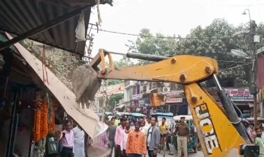 नवादा में अतिक्रमणकारियों पर चला प्रशासन का बुलडोजर, कई दुकानें तोड़े और कई वाहन किए जब्त