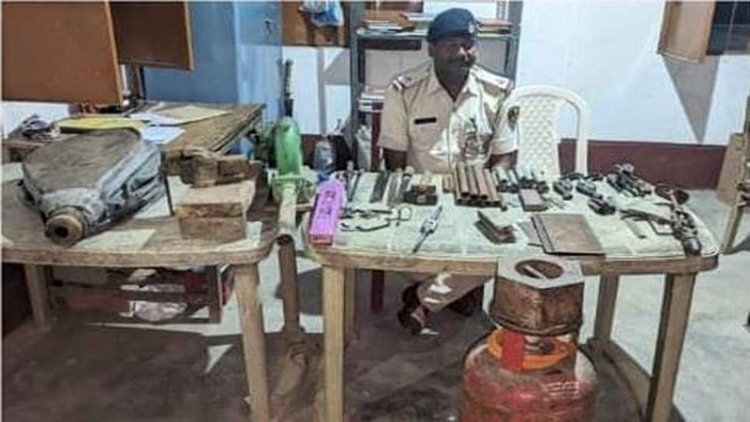 बिहार में शराब की सूचना पर छापा मारने पहुंची पुलिस को मिल गई मिनी आर्म्स फैक्ट्री, इतने हथियार बरामद