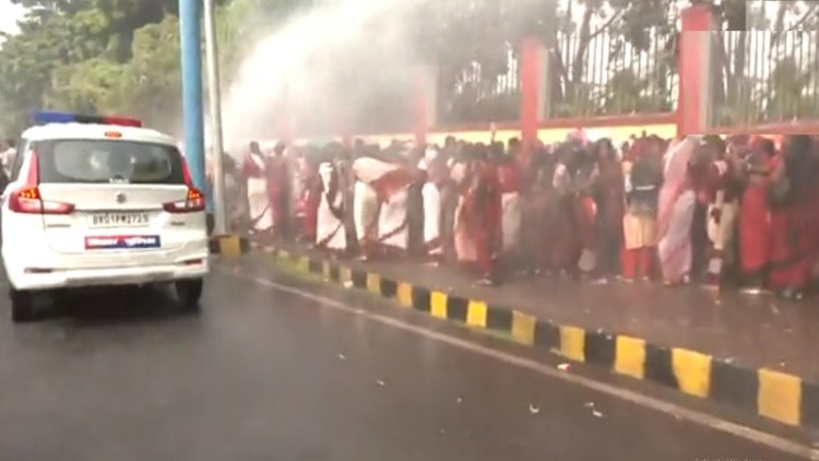 बिहार विधानसभा को घेरने निकली हजारों आंगनवाड़ी सेविकाएं, पुलिस ने वॉटर कैनन से बरसाया पानी..