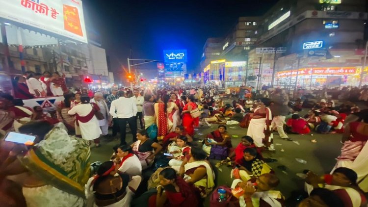 लाठी खाने के बाद रात में आंगनवाड़ी सेविकाएं बैठ गईं डाकबंगला चौराहे पर, नीतीश सरकार पर खूब गुस्सा..