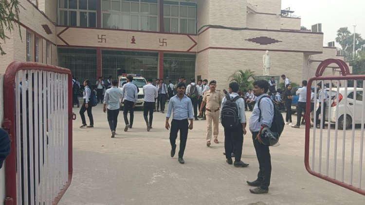 पटना के एलएन मिश्रा इंस्टीट्यूट में छात्रा से छेड़छाड़ पर छात्रों ने काटा जमकर बवाल, आरोपी को बनाया बंधक