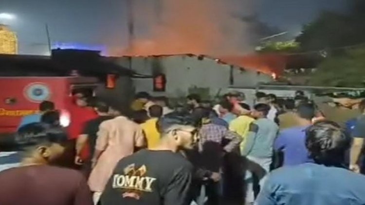 सिवान में पटाखे की चिंगारी से लगी भीषण आग, 5 दुकानें जलकर खाक, पत्रकार, दमकल कर्मी समेत 18 झुलसे