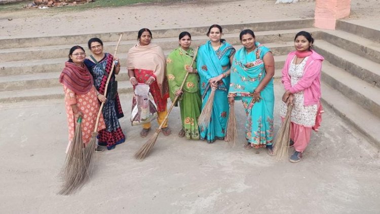 नवादा में मातृशक्ति की महिलाओं ने छठ महापर्व को लेकर सूर्य मंदिर परिसर में की साफ-सफाई