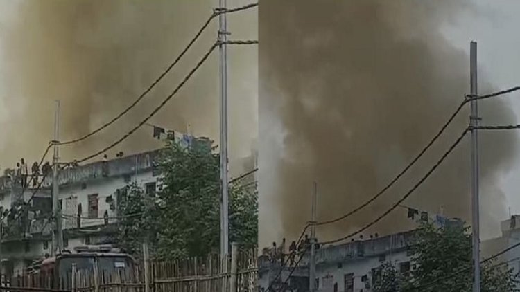 पटना में कबाड़ी की दुकान में लगी भीषण आग, इलाके में मची भगदड़, कई किलोमीटर तक दिखा धुंआ