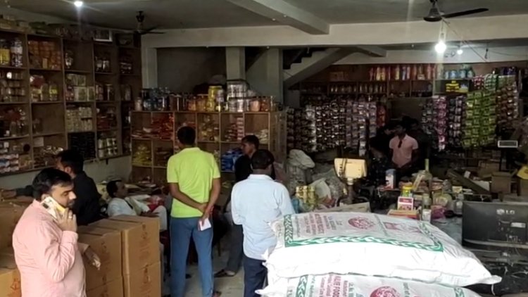 नवादा में बेखौफ चोरों ने किराना दुकान को बनाया निशाना, 80 हजार नगदी समेत 2 लाख की संपत्ति पर किया हाथ साफ