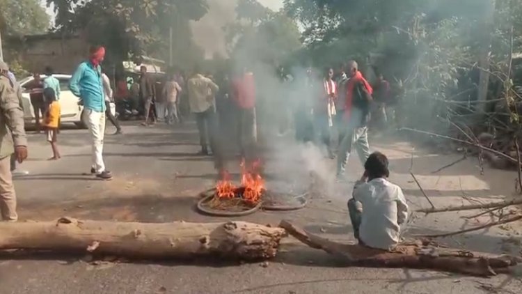 भागलपुर में सार्जेंट के पद पर तैनात जवान का शव गया पहुंचते ही मचा कोहराम, आक्रोशित लोगों ने सड़क जाम कर किया प्रदर्शन
