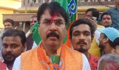 तीन राज्यों में सफलता के बाद भाजपा कार्यकर्ताओं ने एक साथ होली-दीपावली मनाकर एक दूसरे को दी बधाई