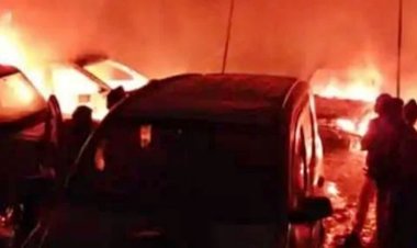 गया में फोर व्हीलर के गैराज में लगी भीषण आग, 7 गाड़ियां जलकर खाक, 4 घंटे बाद फायर ब्रिगेड ने पाया काबू