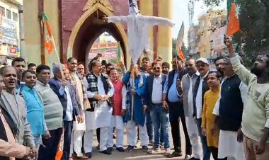 तेलंगाना सीएम ने बिहारियों के DNA पर उठाया सवाल तो गया में सड़कों पर उतरी बीजेपी, फूंका पुतला