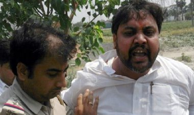 धनकुबेर निकला बहुचर्चित टॉपर घोटाले का किंगपिन बच्चा राय, घर और आवास से मिले 3 करोड़ कैश, कई जमीन के कागजात भी...