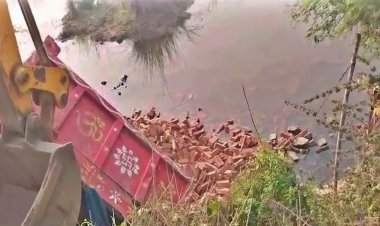 नालंदा में सुबह-सुबह ईंट से लदा ट्रैक्टर 15 फीट गहरे गड्ढे में पलटा, 3 लोगों की दबकर मौत