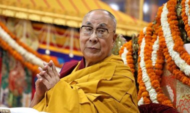 बौद्ध धर्म गुरु दलाई लामा कड़ी सुरक्षा के बीच पहुंचे बोधगया, लोगों ने किया भव्य स्वागत