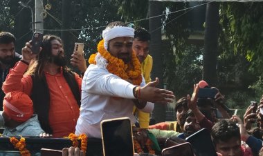 Manish Kashyap बेऊर जेल से रिहा, हजारों समर्थकों ने फूल-माला से किया जोरदार स्वागत