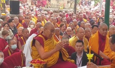 विश्वशांति के लिए बोधिवृक्ष के नीचे दलाईलामा ने की विशेष प्रार्थना, कई देशों के बौद्ध धर्मगुरु व श्रद्धालु हुए शामिल