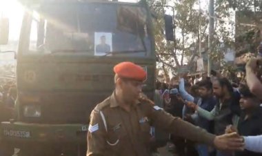 नवादा जिले में प्रवेश के साथ ही शहीद चंदन के पार्थिव शरीर पर हुई पुष्पवर्षा, चंदन कुमार अमर रहे के लगे नारे