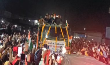 शहीद के पार्थिव शरीर के साथ सैनिक ने सौंपा तिरंगा, तो कंपकंपाते हाथों से चूमा फिर फफक कर रो पड़े पिता