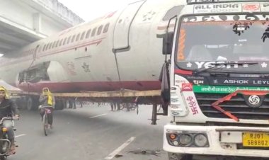 बिहार में ओवरब्रिज के नीचे फंस गया हवाई जहाज, देखने को लगी भीड़, जानें पूरा मामला