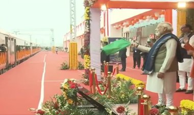 प्रधानमंत्री नरेंद्र मोदी ने अयोध्या धाम जंक्शन का किया उद्घाटन, दलित के घर पर जाकर खाया खाना