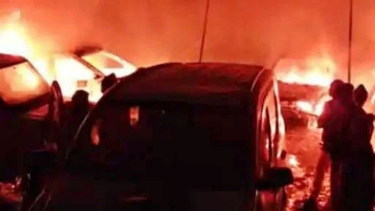 गया में फोर व्हीलर के गैराज में लगी भीषण आग, 7 गाड़ियां जलकर खाक, 4 घंटे बाद फायर ब्रिगेड ने पाया काबू