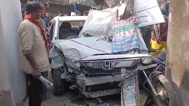 पटना में तेज रफ्तार कार ने आधा दर्जन बाइकों को रौंदा, भागने के चक्कर में बिजली के खंभे में मारी टक्कर