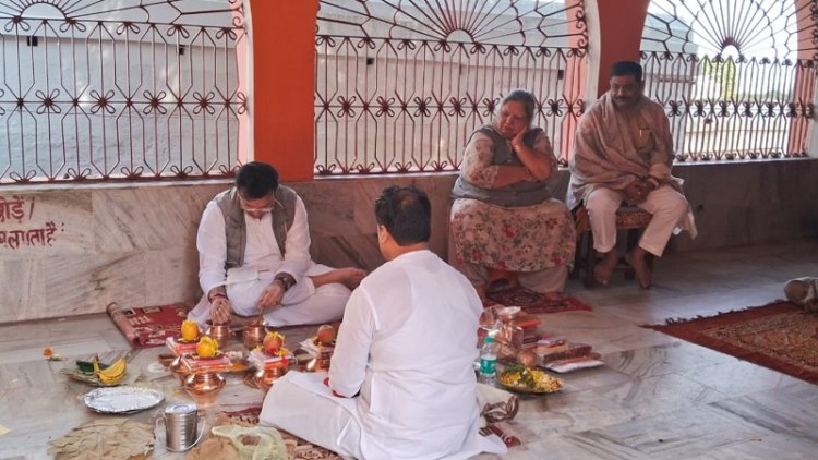 भाजपा के वरिष्ठ दिवंगत नेता अरुण जेटली का गया में बेटे रोहन जेटली ने किया पिंडदान, मां संगीता जेटली भी रहीं मौजूद