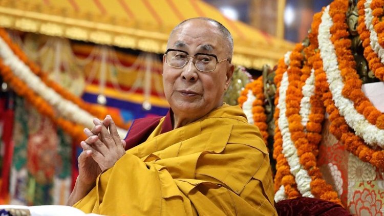 बौद्ध धर्म गुरु दलाई लामा कड़ी सुरक्षा के बीच पहुंचे बोधगया, लोगों ने किया भव्य स्वागत