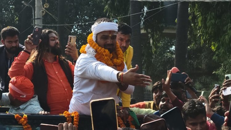 Manish Kashyap बेऊर जेल से रिहा, हजारों समर्थकों ने फूल-माला से किया जोरदार स्वागत