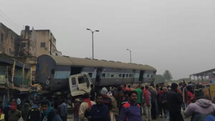 बिहार में हवाई जहाज के बाद सड़क पर आ गई ‘रेल’, ट्रेन का डब्बा ले जा रहा ट्रक ब्रिज के रेलिंग से टकराया, मचा हड़कंप