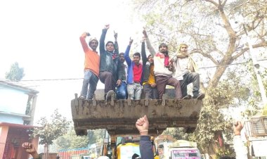बिहार में नए परिवहन कानून के विरोध में आगजनी, गाड़ियों का परिचालन ठप्प, लोगों ने जेसीबी पर चढ़कर जताया विरोध