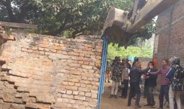 पटना में शिव मंदिर में ताला लगे गेट को जेसीबी से तोड़ा गया, जानिए क्या है मामला..?