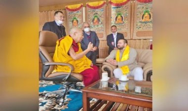बोधगया पहुंचे तेजस्वी यादव ने दलाई लामा का लिया आशीर्वाद, लालू-नीतीश के अयोध्या जाने के निमंत्रण पर क्या बोले..?