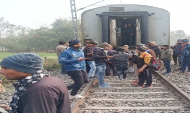 बिहार में चलते-चलते दो भागों में बंट गई जनहित एक्सप्रेस, टला बड़ा हादसा